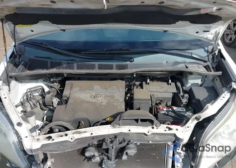 2015 Toyota Sienna Le 8 Passenger z USA, uszkodzony, nr VIN 5TDKK3DC9FS574529